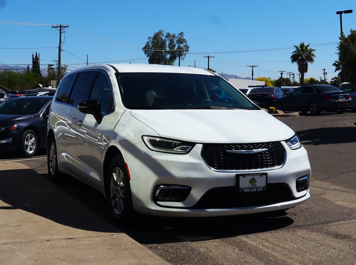 Used 2024 Chrysler Pacifica Touring-L FWD image 14