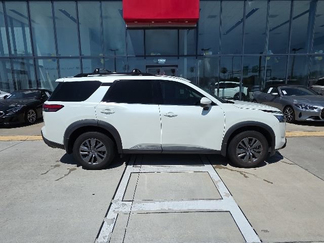 Used 2024 Nissan Pathfinder SV w/ SV Premium Package FWD image 3
