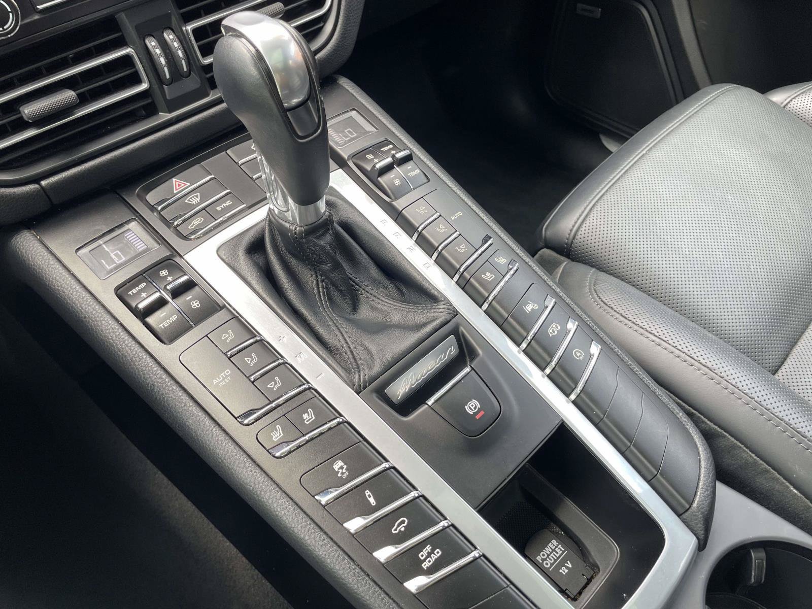 Used 2021 Porsche Macan Turbo AWD/4WD image 16