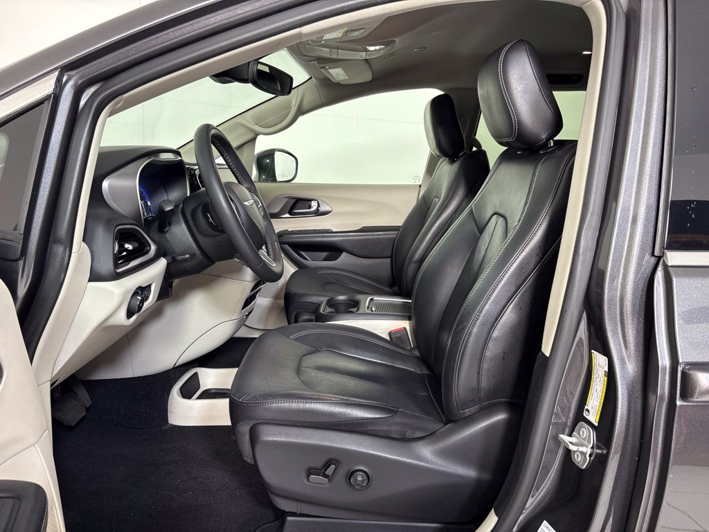 Used 2022 Chrysler Pacifica Touring-L FWD image 14