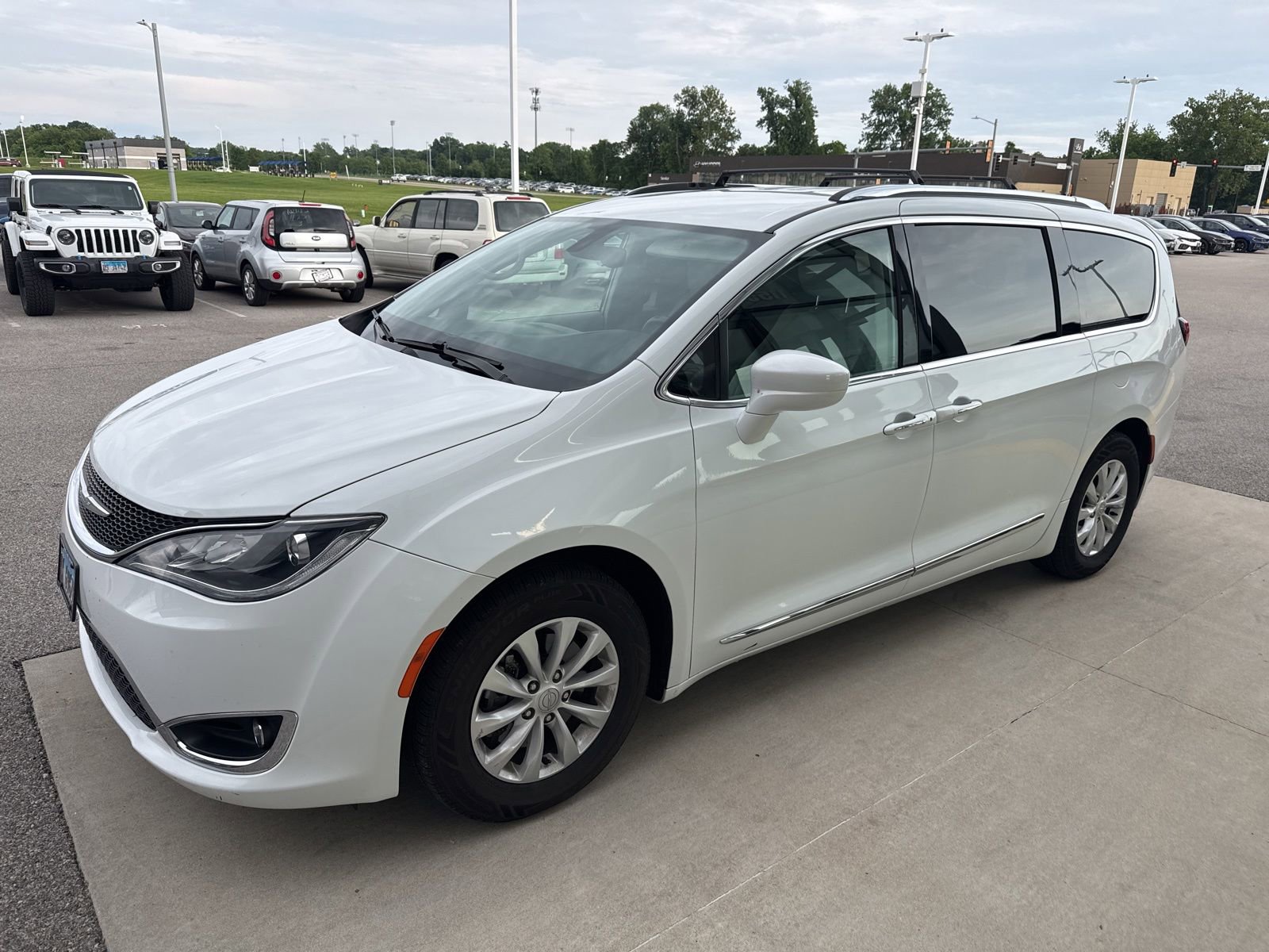 Used 2018 Chrysler Pacifica Touring-L FWD video 1