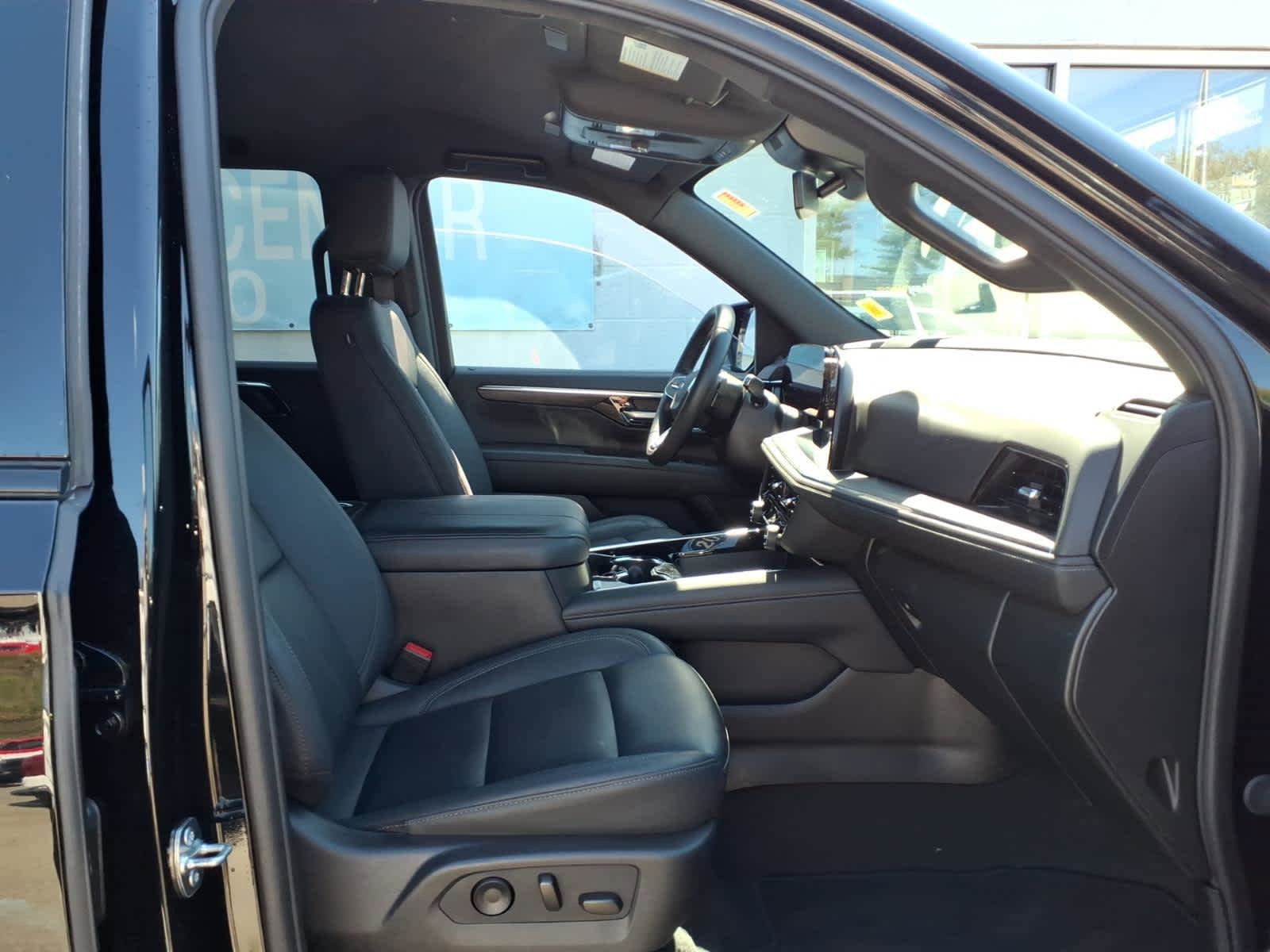 Used 2025 Chevrolet Suburban Z71 AWD/4WD image 18