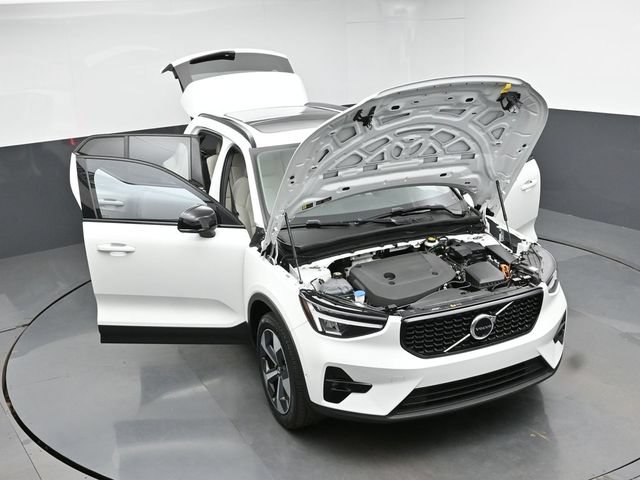 Used 2024 Volvo XC40 B5 Plus AWD/4WD image 46