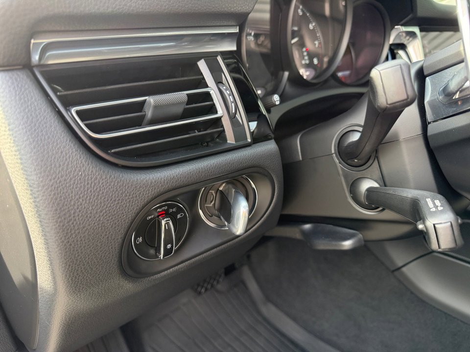 Certified 2025 Porsche Macan image 23