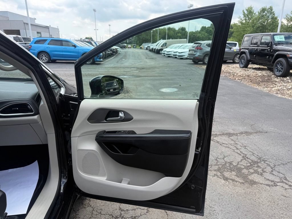Used 2022 Chrysler Pacifica Touring-L AWD/4WD image 58