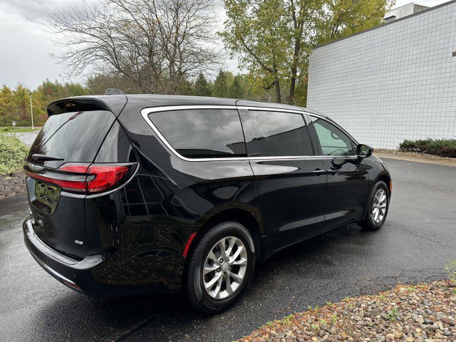 New 2026 Chrysler Pacifica Select image 6