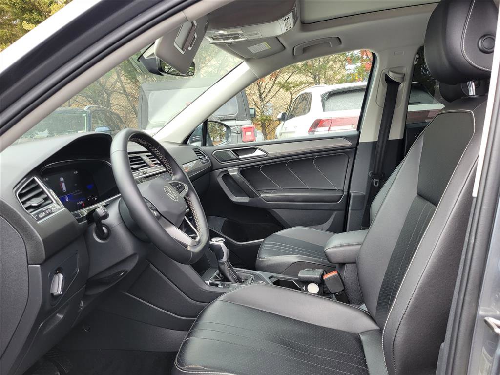 Used 2022 Volkswagen Tiguan SE w/ Panoramic Sunroof Package image 13