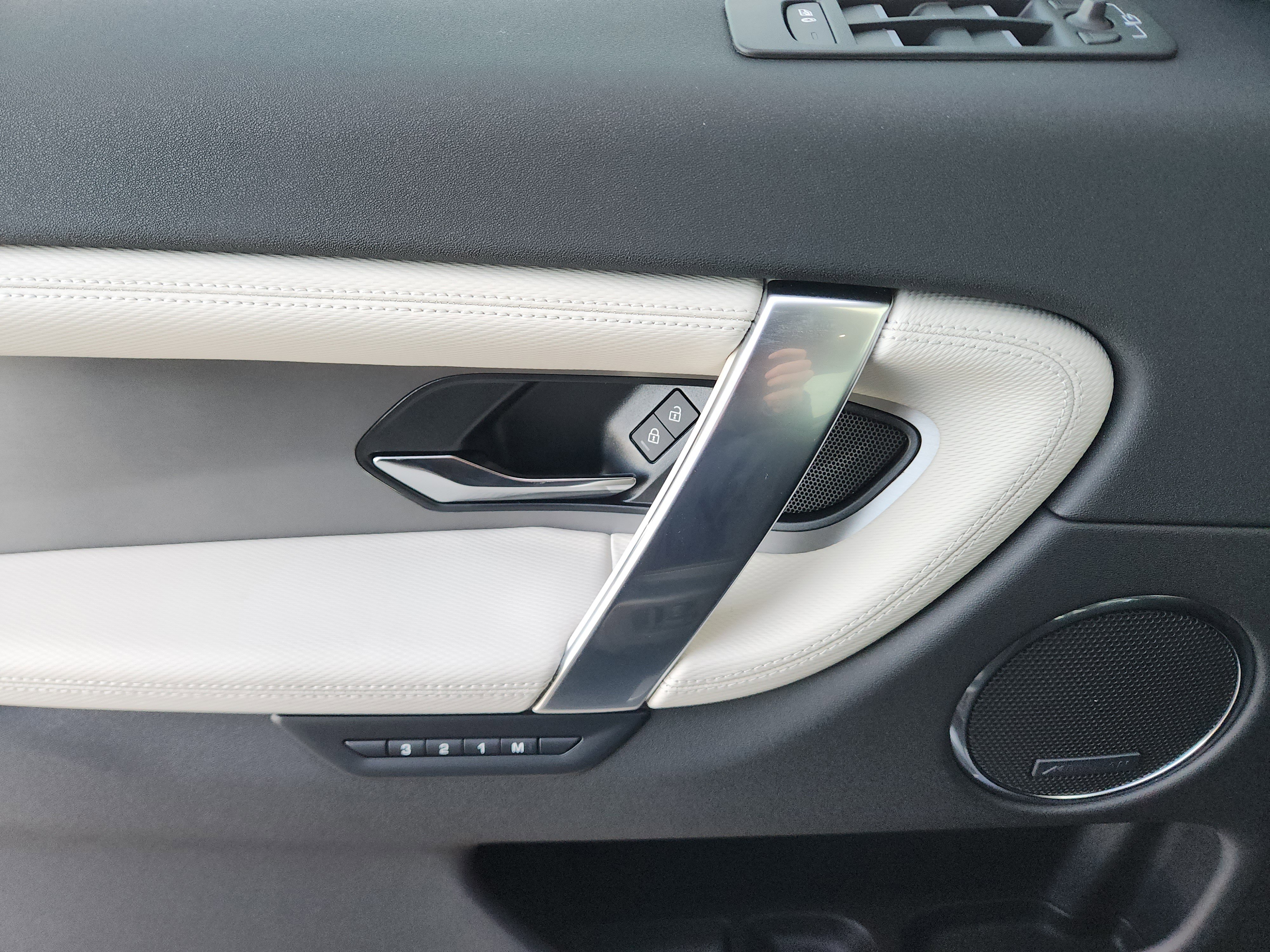 New 2025 Land Rover Discovery Sport Dynamic SE image 22