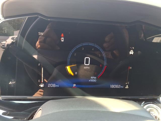 Used 2025 Chevrolet Trax RS w/ Sunroof Package FWD image 19