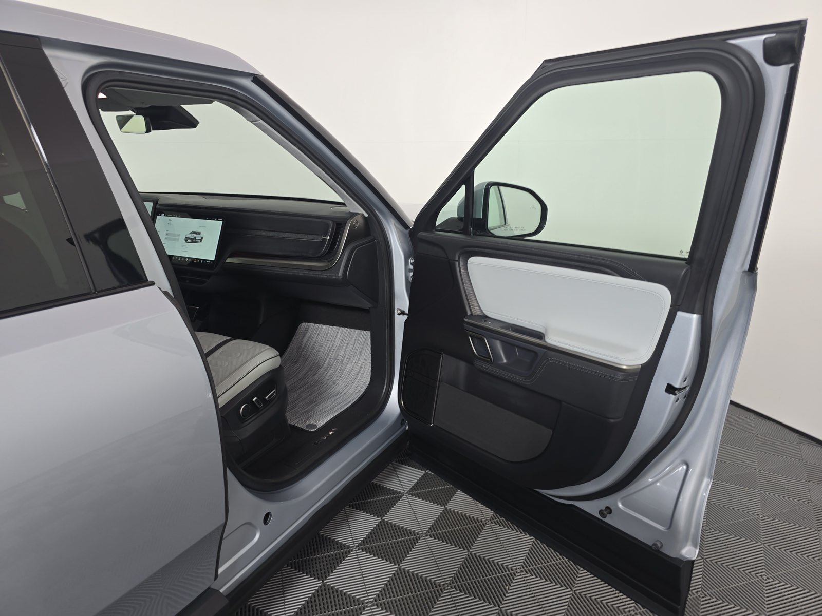 Used 2024 Rivian R1T Adventure Dual AWD/4WD image 18