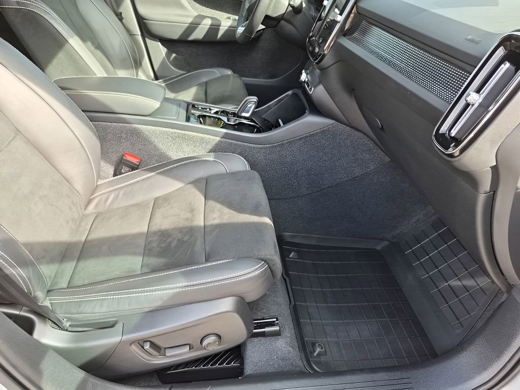 Used 2022 Volvo XC40 T5 R-Design w/ Advanced Package AWD/4WD image 16