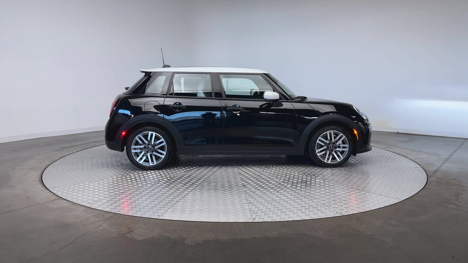 Used 2027 MINI Cooper S FWD image 9