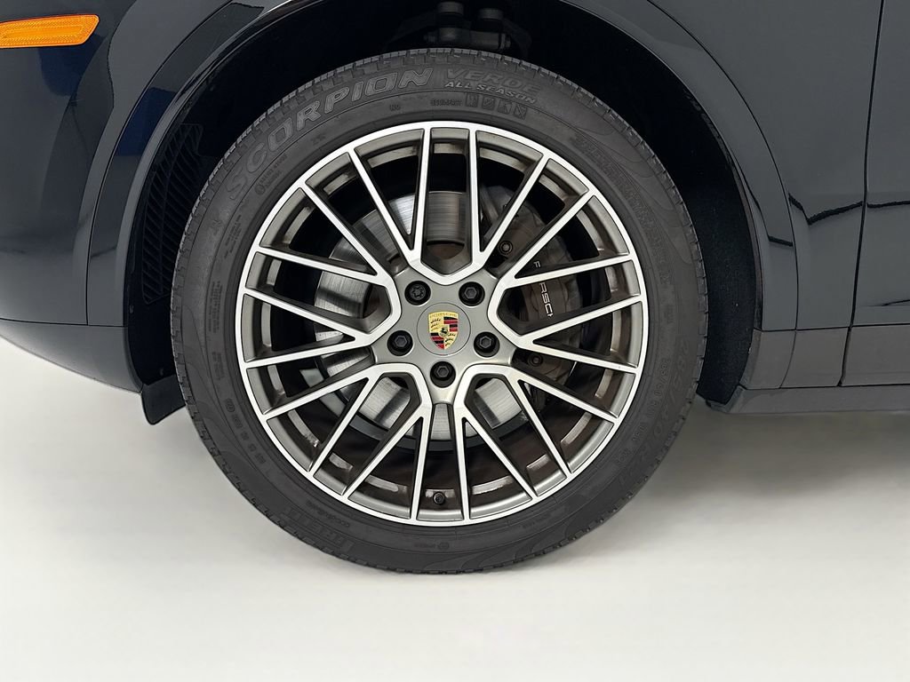 Certified 2023 Porsche Cayenne Platinum Edition image 11