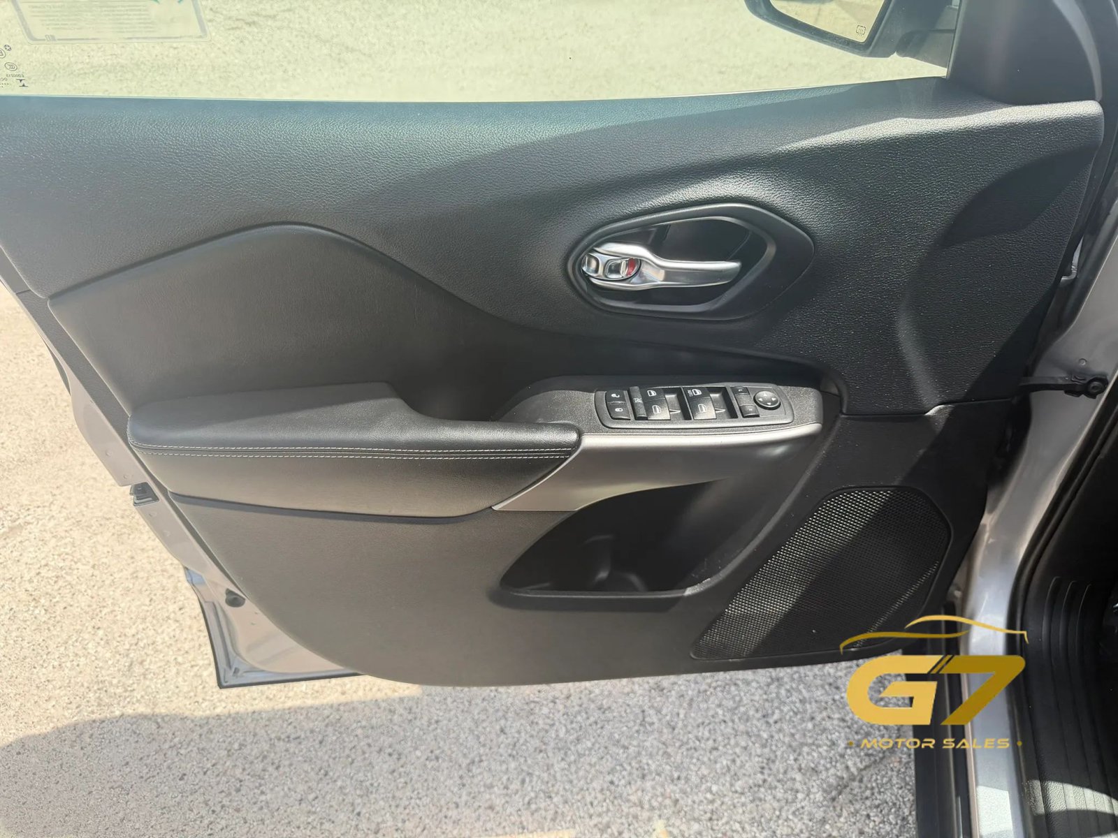 Used 2019 Jeep Cherokee Latitude w/ Popular Appearance Group FWD image 19