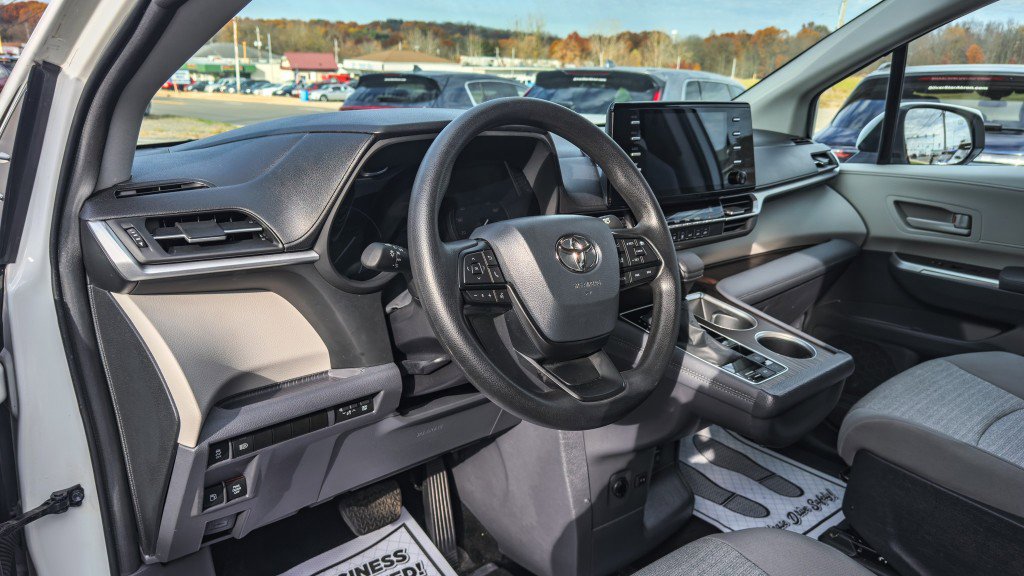 Used 2024 Toyota Sienna LE image 14