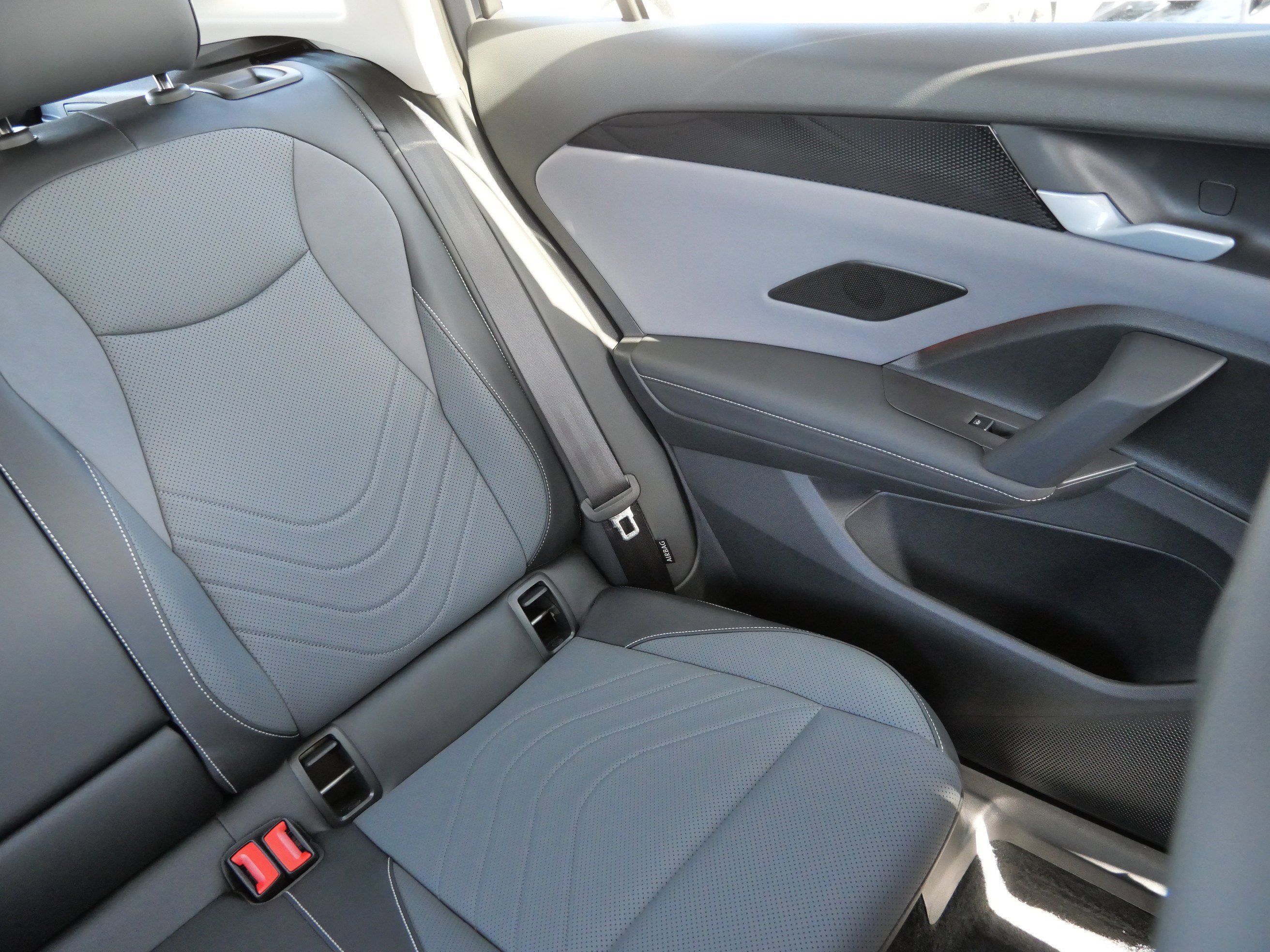 Certified 2025 Volkswagen Tiguan SE image 14