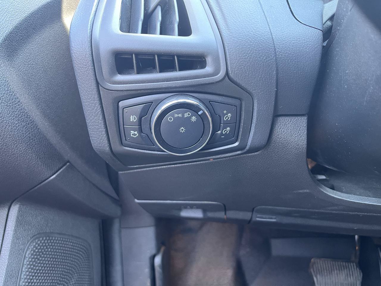 Used 2014 Ford Focus SE w/ SE Sport Package FWD image 28