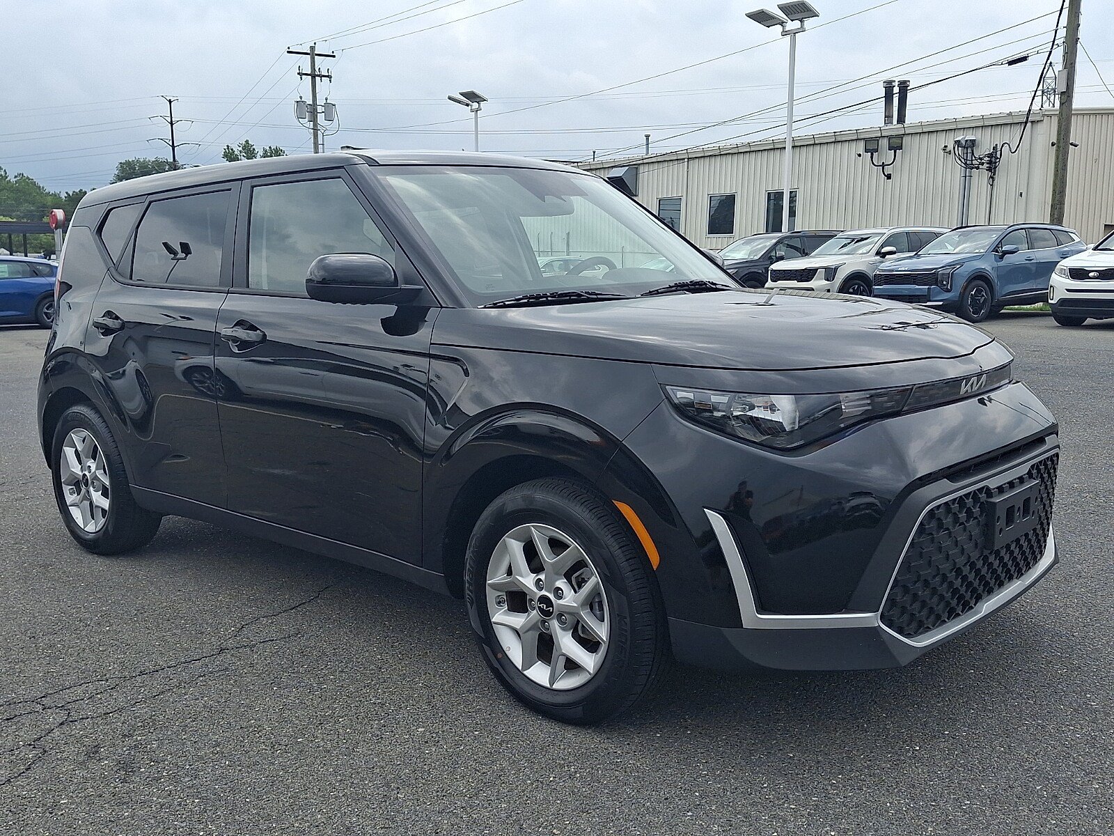 Used 2025 Kia Soul LX w/ LX Technology Package FWD image 3