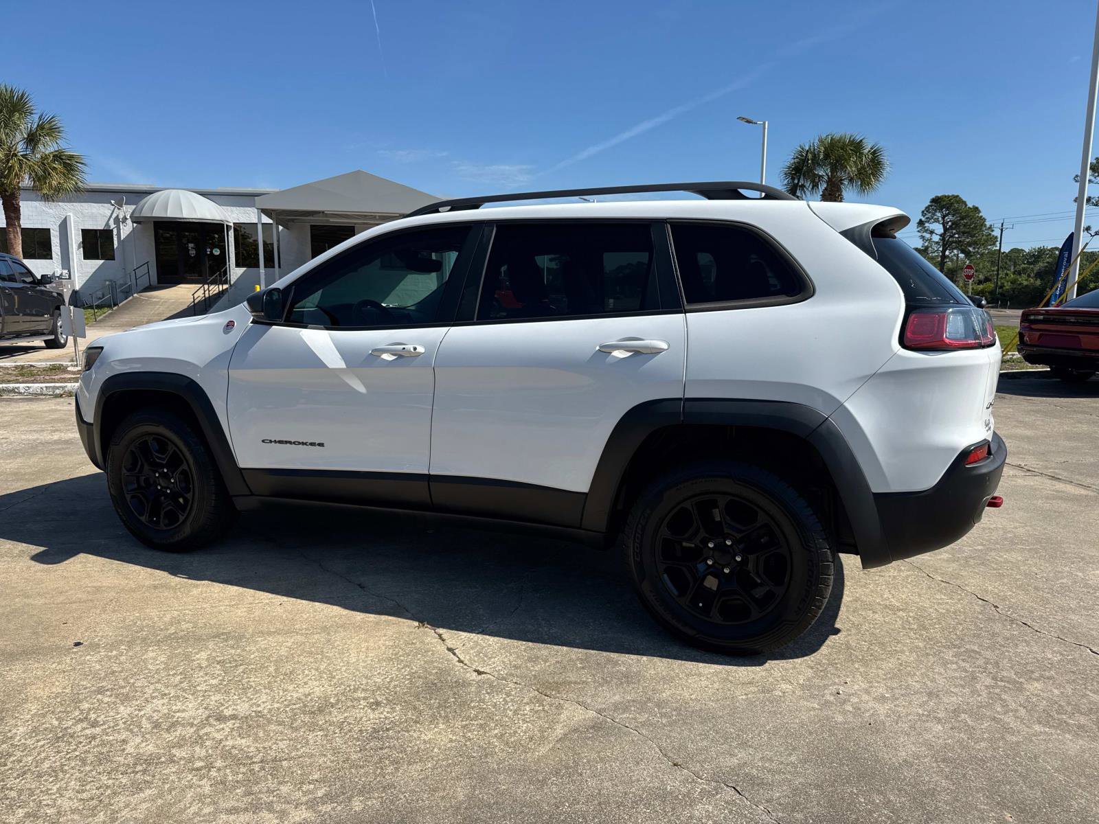 Used 2019 Jeep Cherokee Trailhawk AWD/4WD image 5
