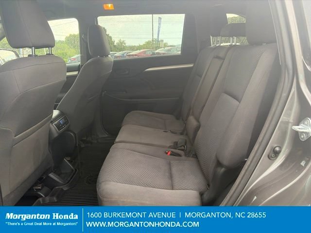 Used 2017 Toyota Highlander LE AWD/4WD image 23