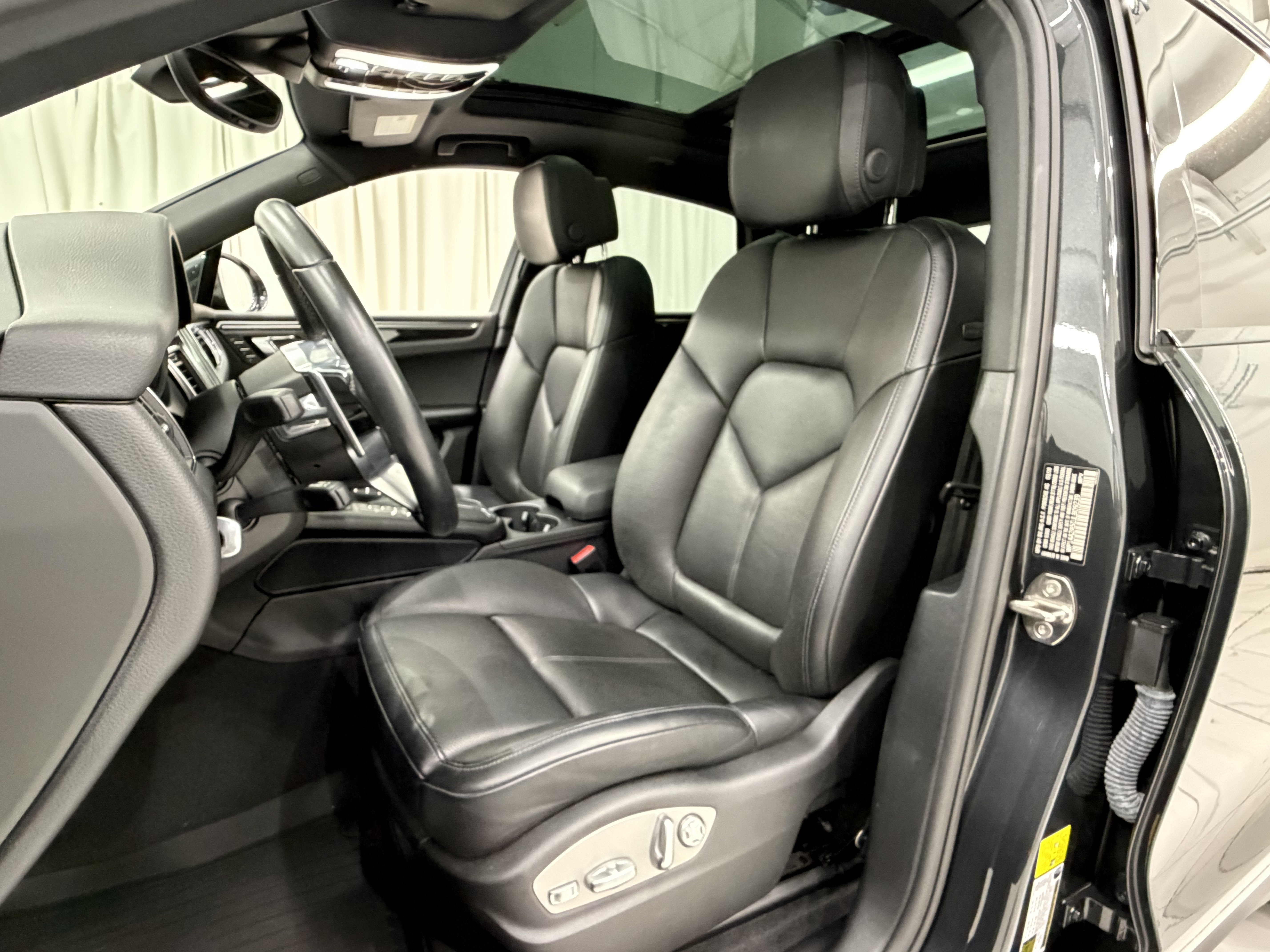 Certified 2018 Porsche Macan AWD/4WD image 31