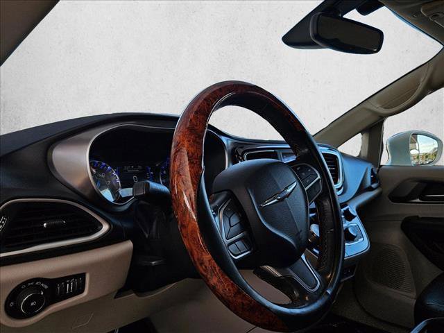 Used 2020 Chrysler Pacifica Touring-L image 9