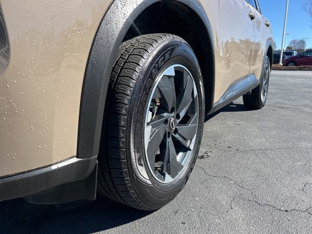 Used 2025 Nissan Rogue SV image 11