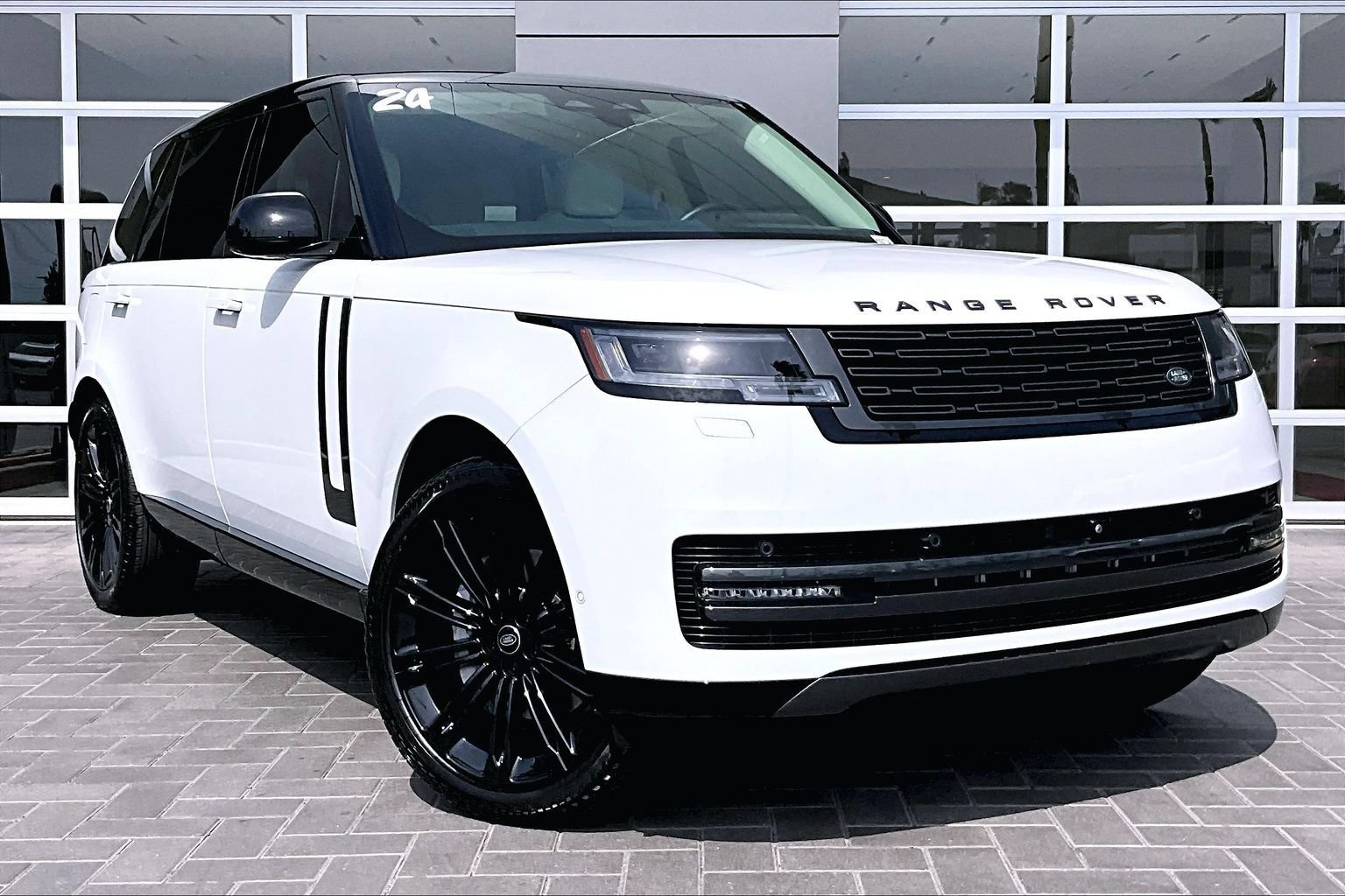 Used 2024 Land Rover Range Rover Long Wheelbase SE AWD/4WD image 3