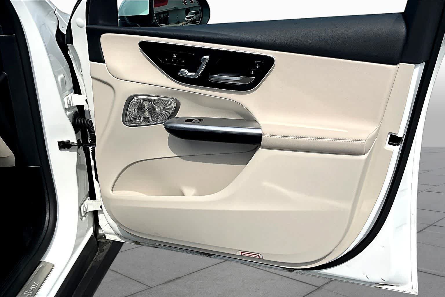 Used 2025 Mercedes-Benz GLC 300 4MATIC image 23