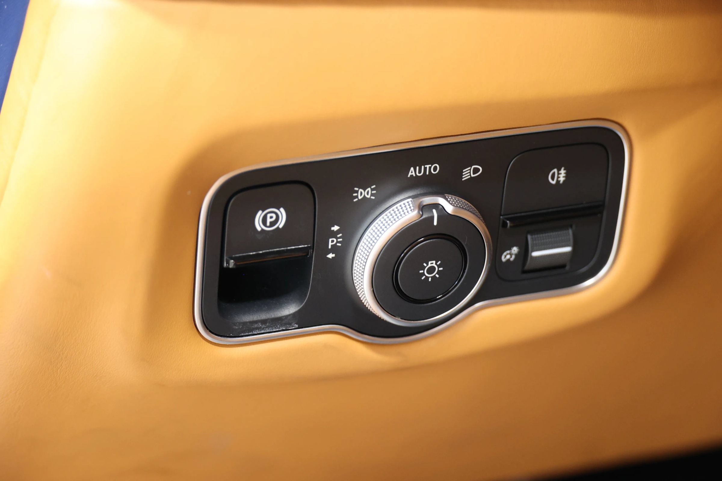 Used 2023 Aston Martin DBS Coupe RWD image 35