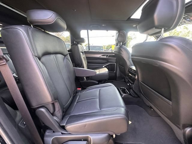 Used 2025 Jeep Wagoneer Series III w/ Premium Group I AWD/4WD image 29