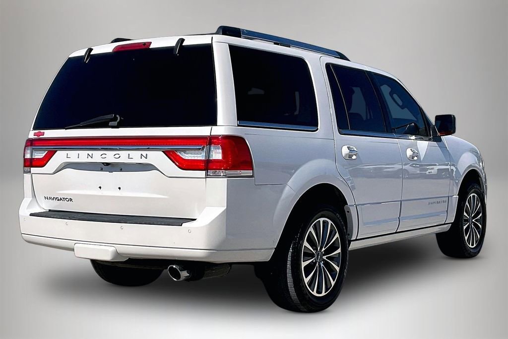 Used 2017 Lincoln Navigator Select image 5