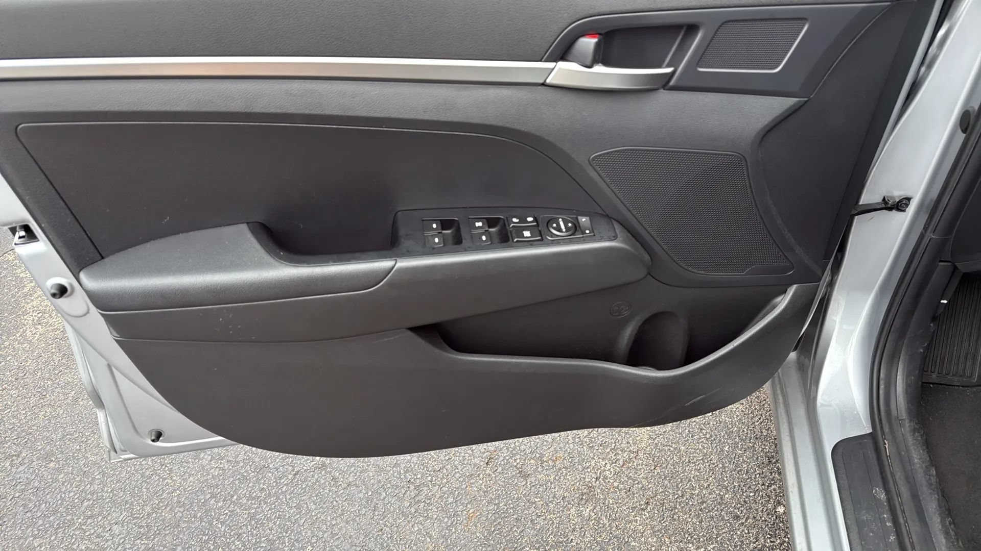 Used 2020 Hyundai Elantra SE w/ Cargo Package (C1) FWD image 9