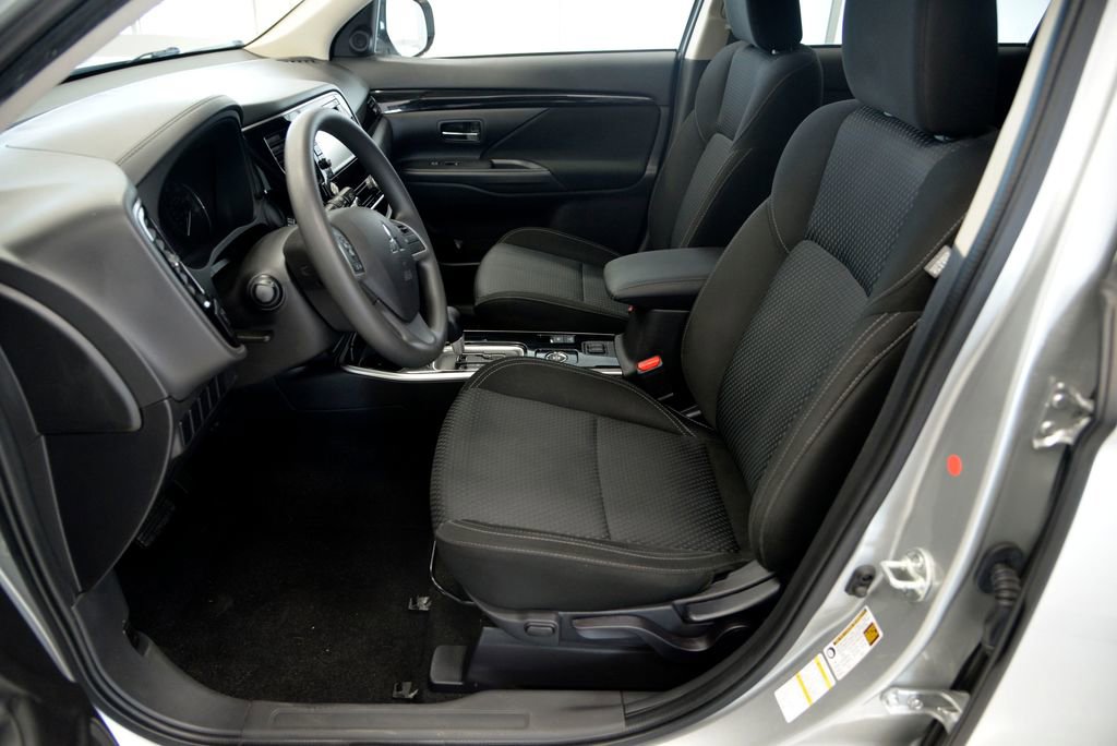 Used 2020 Mitsubishi Outlander SE image 15