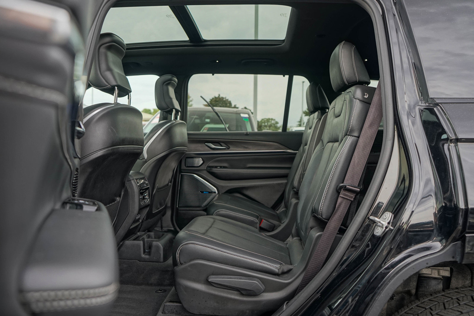 Used 2022 Jeep Grand Cherokee L Overland w/ Luxury Tech Group IV image 23