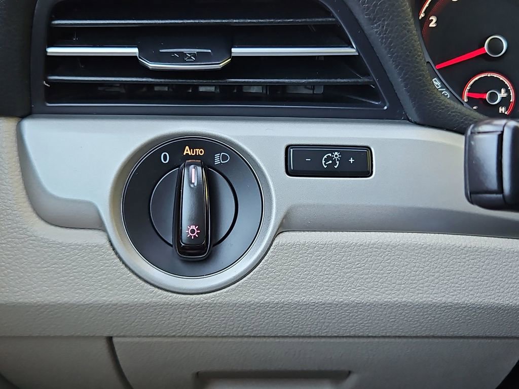 Used 2020 Volkswagen Passat 2.0T SE image 14