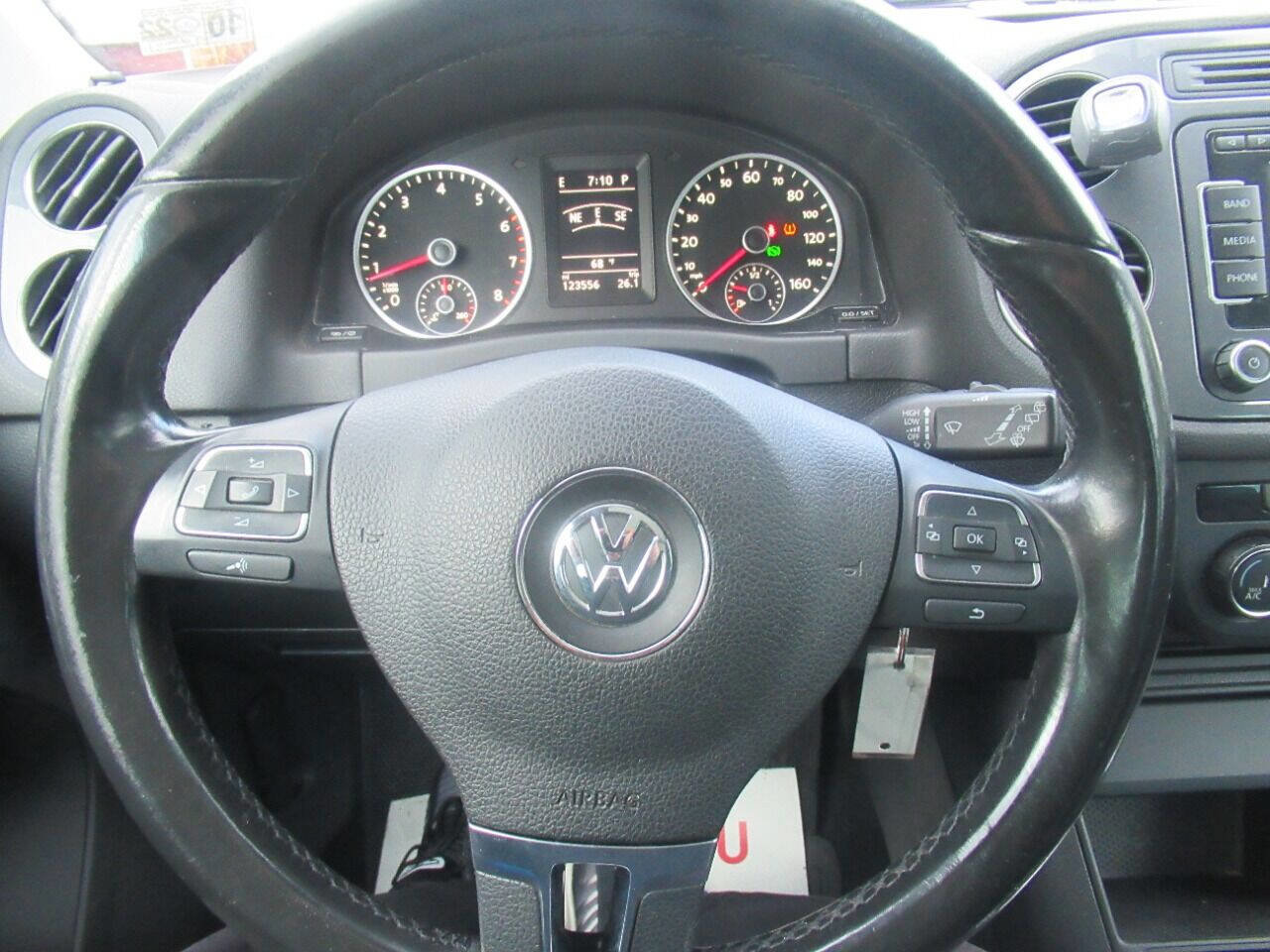 Used 2013 Volkswagen Tiguan SE image 16