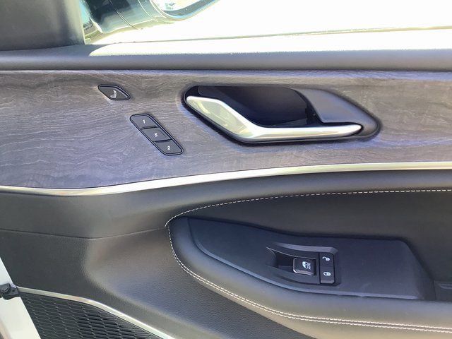 New 2025 Jeep Grand Cherokee Overland w/ Luxury Tech Group IV image 38