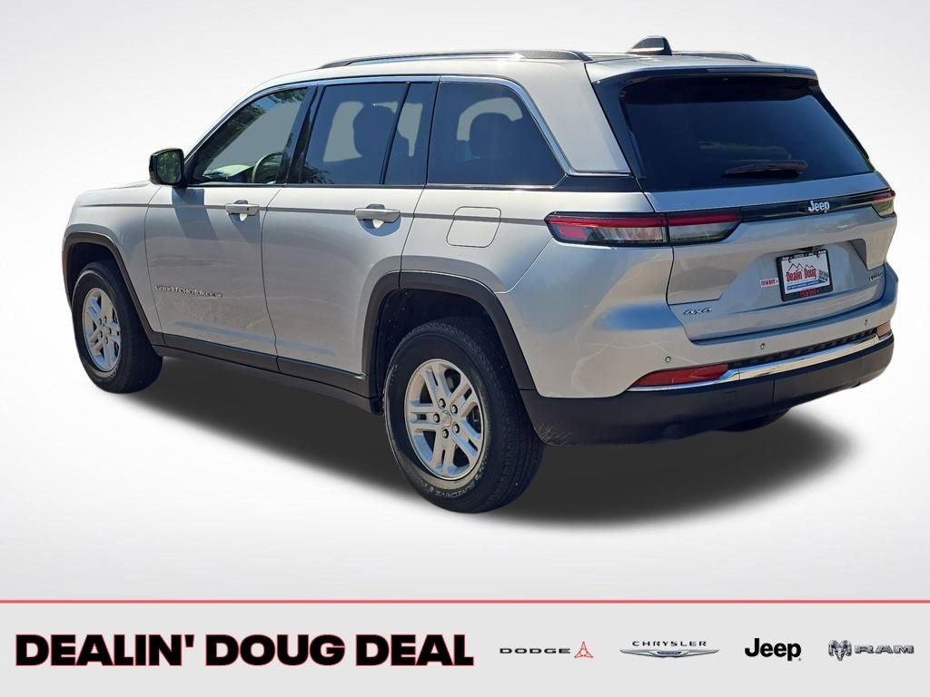 Used 2023 Jeep Grand Cherokee Laredo image 4