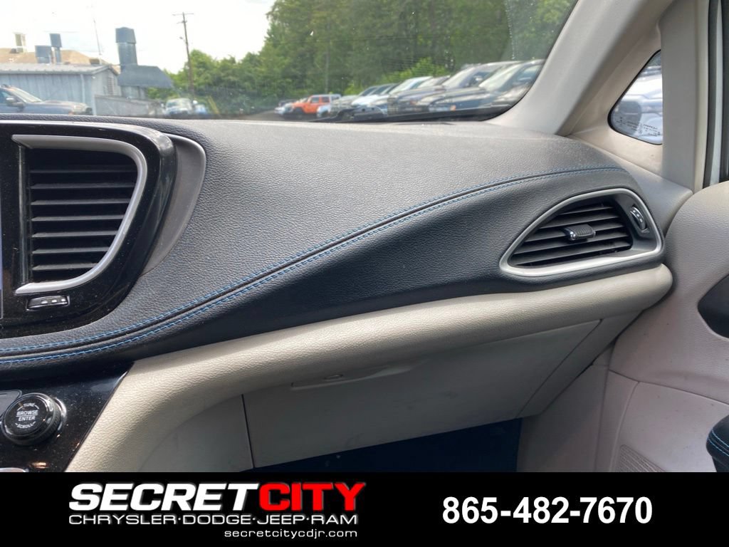 Used 2021 Chrysler Pacifica Touring-L FWD image 14