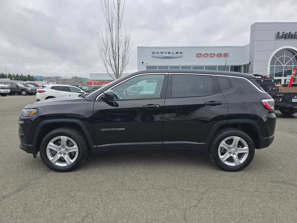 Used 2023 Jeep Compass Sport image 2