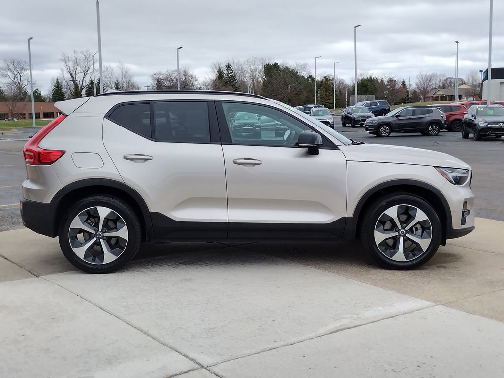 Used 2023 Volvo XC40 B4 Ultimate image 4