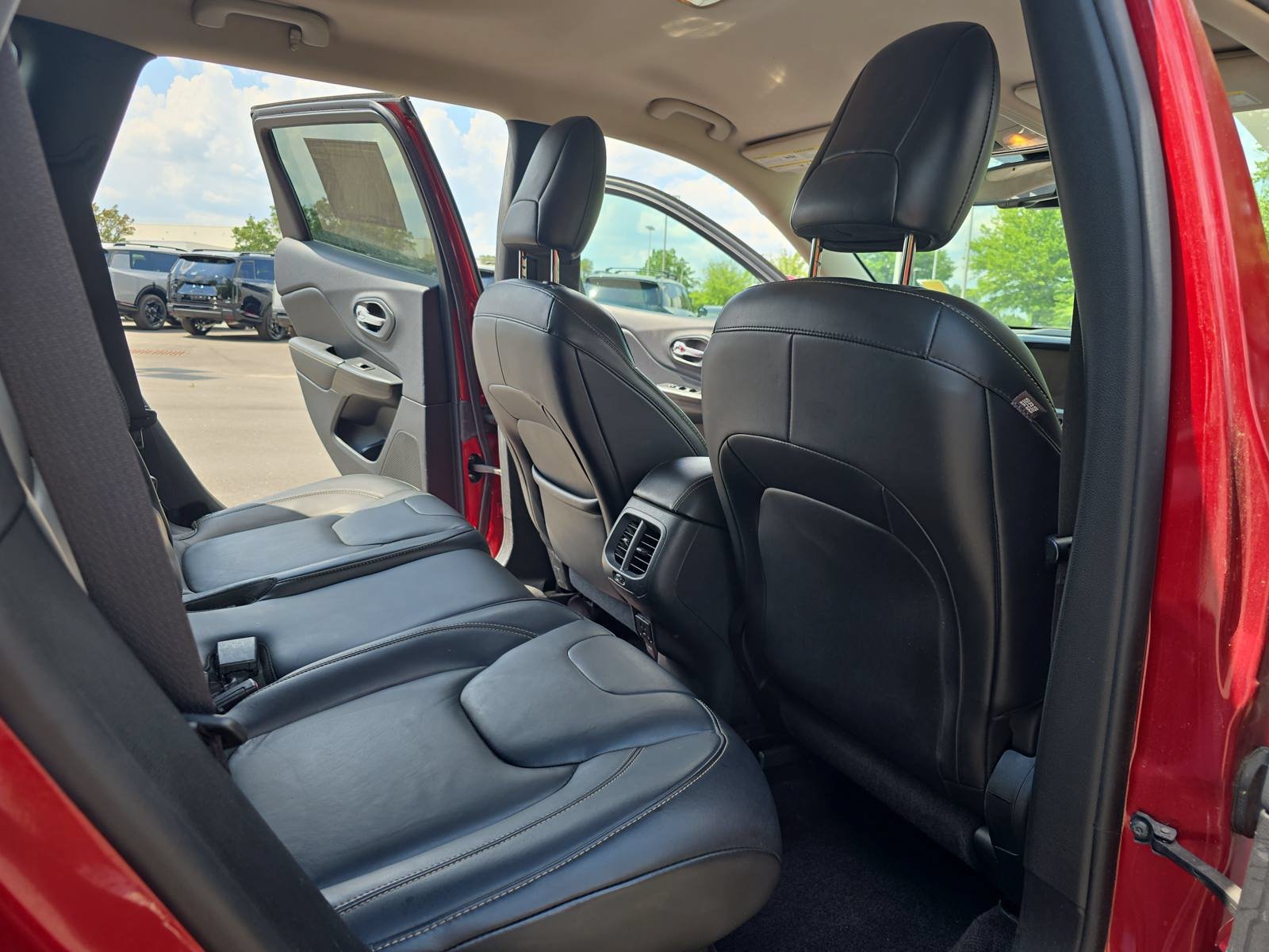 Used 2016 Jeep Cherokee Limited FWD image 12
