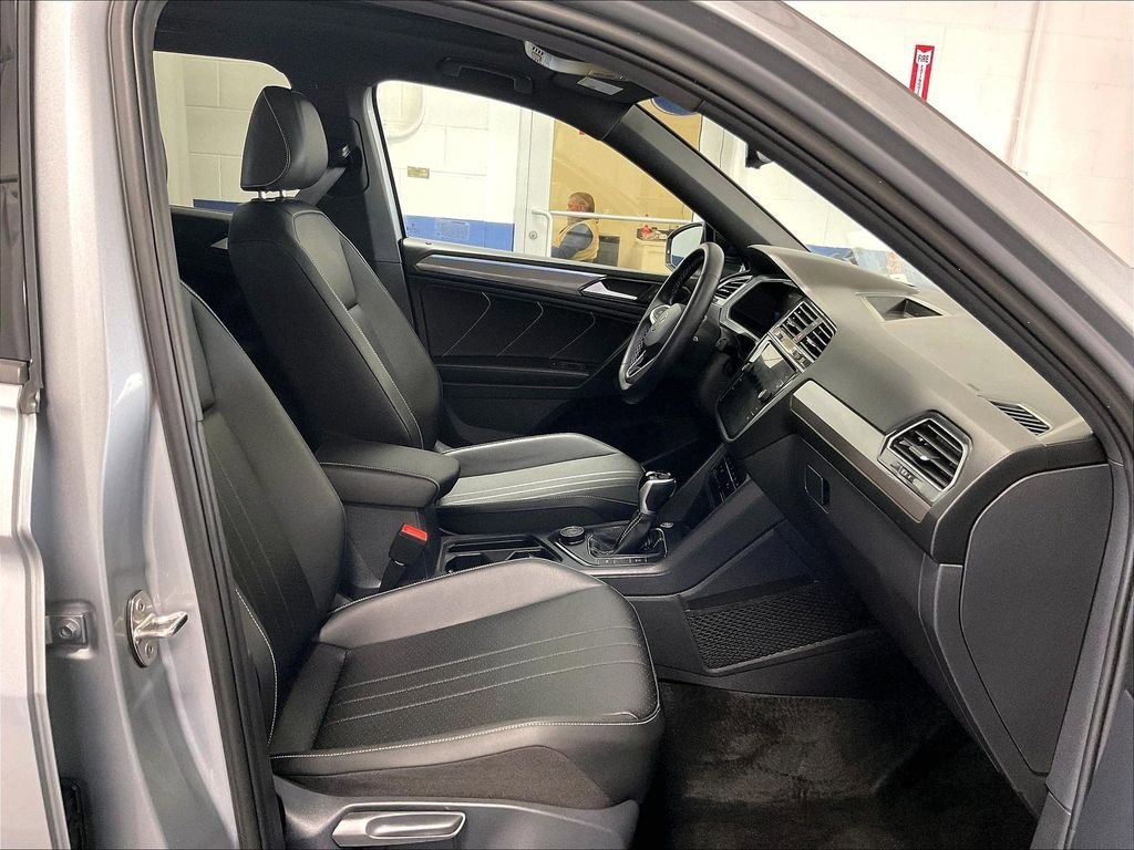 Used 2023 Volkswagen Tiguan SE R-Line AWD/4WD image 11