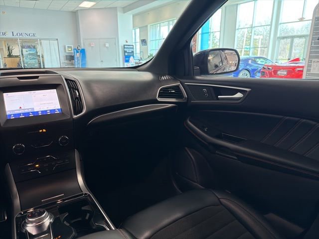 Used 2020 Ford Edge ST-Line w/ Cold Weather Package image 28