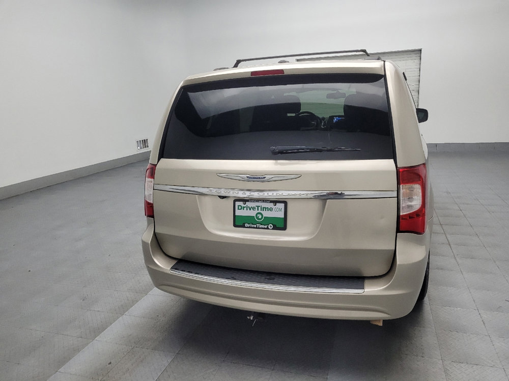 Used 2015 Chrysler Town & Country LX image 7