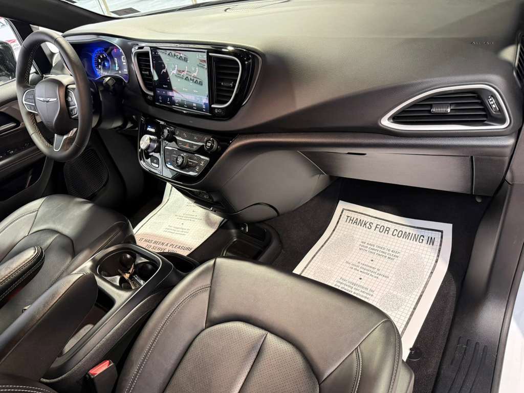Used 2025 Chrysler Pacifica Select image 46