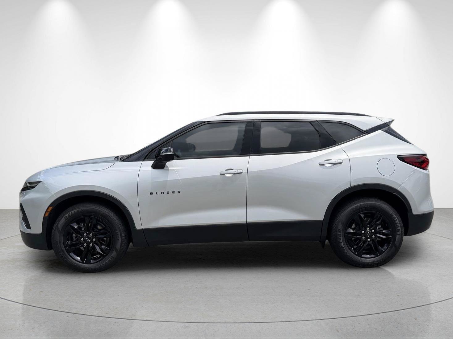 Used 2021 Chevrolet Blazer LT w/ Sound & Technology Package FWD image 2