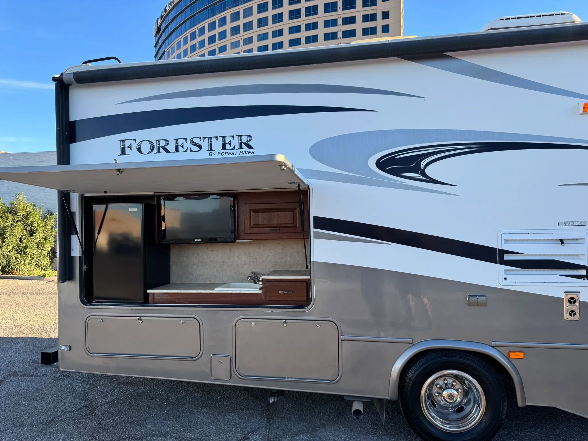 Used 2015 Ford E-450 and Econoline 450 Super Duty w/ Motorhome Prep Package image 70