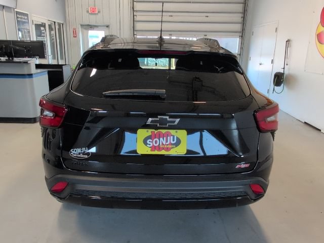 Used 2025 Chevrolet Trax RS w/ Sunroof Package FWD image 4